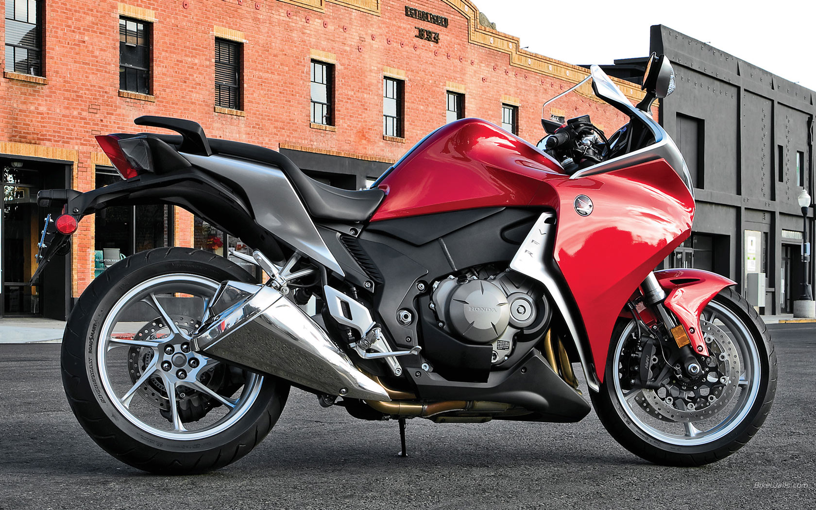 Honda VFR 1200 F 1680x1050 c327 Tapety na pulpit